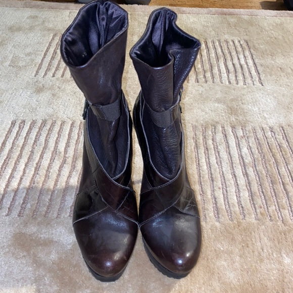 Beautiful Stuart Weitzman Wrap buckle 4” Boots - Picture 2 of 8